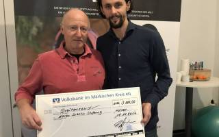 Rolf Krepschik bei der Scheckübergabe an Neven Subotic