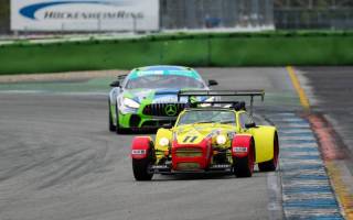 Johannes Kreuer (Donkervoort D8R) im Zweikampf mit Franjo Kovac (Mercedes AMG GT4)